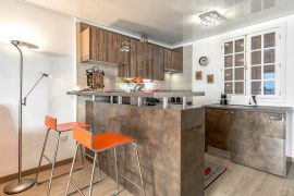 KITCHEN WITH BAR COUNTER | CLUB II RESIDENTIAL| LOS GIGANTES