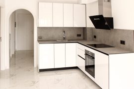 HIGH-GLOSS WHITE KITCHEN WITH HANDLESS CUPBOARDS | PLAYA PARAISO