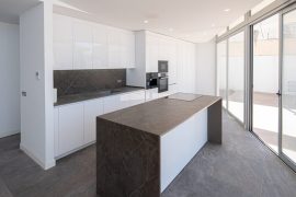 HIGH-GLOSS WHITE KITCHEN WITH AN ISLAND | ROQUE DEL CONDE